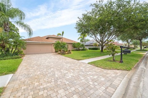 House in Palm Bay, Florida 4 bedrooms, 211.17 sq.m. № 2112453 - photo 2