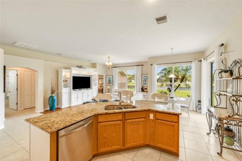 House in Palm Bay, Florida 4 bedrooms, 211.17 sq.m. № 2112453 - photo 14