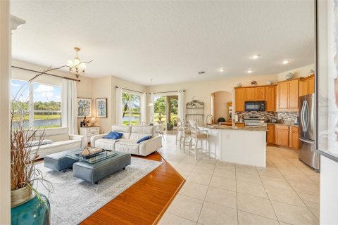 House in Palm Bay, Florida 4 bedrooms, 211.17 sq.m. № 2112453 - photo 21