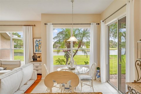 House in Palm Bay, Florida 4 bedrooms, 211.17 sq.m. № 2112453 - photo 18