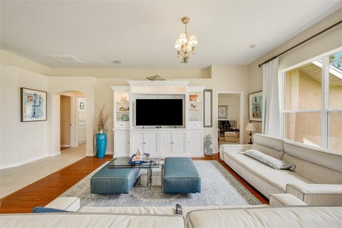 House in Palm Bay, Florida 4 bedrooms, 211.17 sq.m. № 2112453 - photo 23