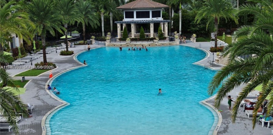 Condominio en Doral, Florida, 2 dormitorios № 2089074