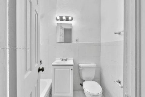 Propiedad comercial en venta en Miami Beach, Florida, 228.91 m2 № 1799500 - foto 13