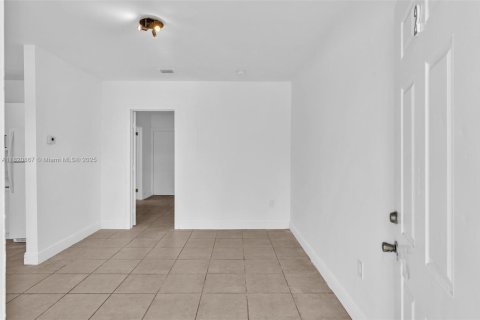 Propiedad comercial en venta en Miami Beach, Florida, 228.91 m2 № 1799500 - foto 17