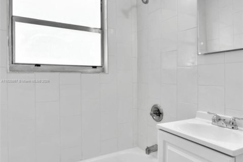 Propiedad comercial en venta en Miami Beach, Florida, 228.91 m2 № 1799500 - foto 14
