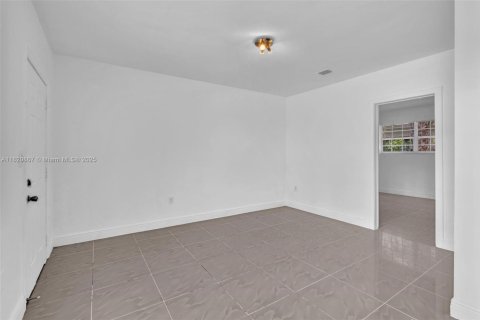 Propiedad comercial en venta en Miami Beach, Florida, 228.91 m2 № 1799500 - foto 8