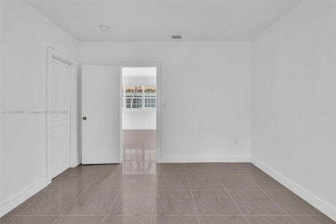 Propiedad comercial en venta en Miami Beach, Florida, 228.91 m2 № 1799500 - foto 12