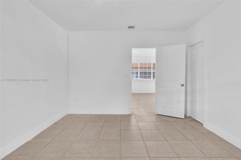 Propiedad comercial en venta en Miami Beach, Florida, 228.91 m2 № 1799500 - foto 28