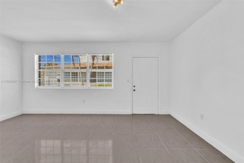 Propiedad comercial en venta en Miami Beach, Florida, 228.91 m2 № 1799500 - foto 9
