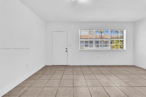 Propiedad comercial en venta en Miami Beach, Florida, 228.91 m2 № 1799500 - foto 24
