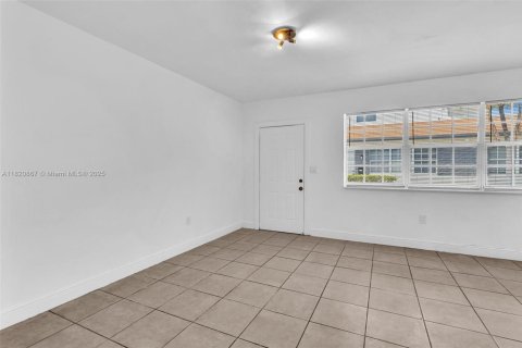 Propiedad comercial en venta en Miami Beach, Florida, 228.91 m2 № 1799500 - foto 23