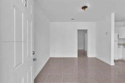 Propiedad comercial en venta en Miami Beach, Florida, 228.91 m2 № 1799500 - foto 3