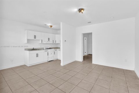 Propiedad comercial en venta en Miami Beach, Florida, 228.91 m2 № 1799500 - foto 18