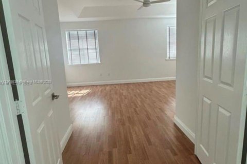 House in Miami, Florida 5 bedrooms, 257.25 sq.m. № 1963931 - photo 14