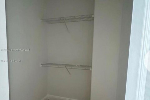 House in Miami, Florida 5 bedrooms, 257.25 sq.m. № 1963931 - photo 20