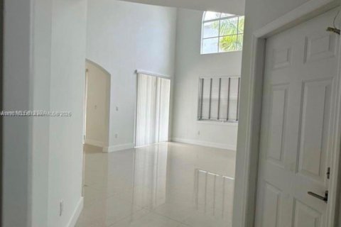 House in Miami, Florida 5 bedrooms, 257.25 sq.m. № 1963931 - photo 4