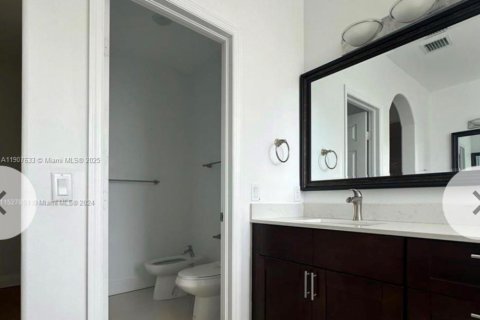 House in Miami, Florida 5 bedrooms, 257.25 sq.m. № 1963931 - photo 18