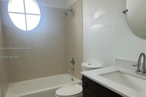 House in Miami, Florida 5 bedrooms, 257.25 sq.m. № 1963931 - photo 25