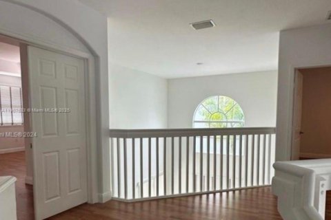 House in Miami, Florida 5 bedrooms, 257.25 sq.m. № 1963931 - photo 13