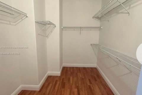 House in Miami, Florida 5 bedrooms, 257.25 sq.m. № 1963931 - photo 21