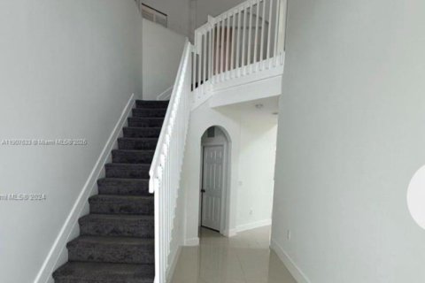 House in Miami, Florida 5 bedrooms, 257.25 sq.m. № 1963931 - photo 2