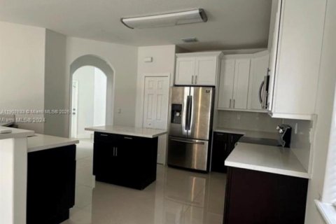 House in Miami, Florida 5 bedrooms, 257.25 sq.m. № 1963931 - photo 9