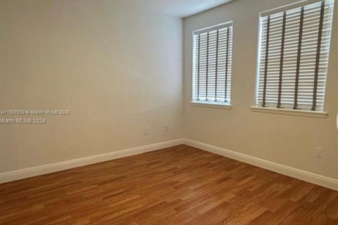 House in Miami, Florida 5 bedrooms, 257.25 sq.m. № 1963931 - photo 26