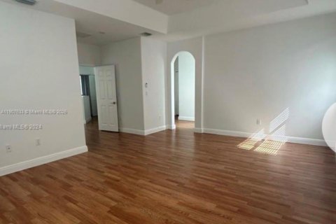 House in Miami, Florida 5 bedrooms, 257.25 sq.m. № 1963931 - photo 16