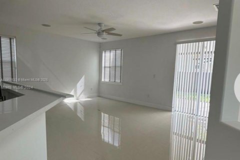 House in Miami, Florida 5 bedrooms, 257.25 sq.m. № 1963931 - photo 7