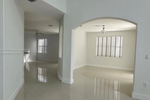 House in Miami, Florida 5 bedrooms, 257.25 sq.m. № 1963931 - photo 6