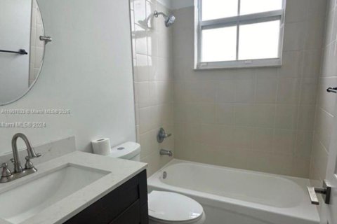 House in Miami, Florida 5 bedrooms, 257.25 sq.m. № 1963931 - photo 10