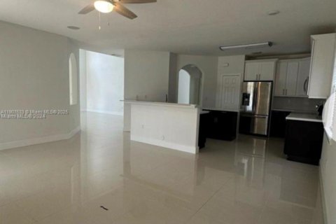 House in Miami, Florida 5 bedrooms, 257.25 sq.m. № 1963931 - photo 8