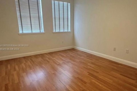 House in Miami, Florida 5 bedrooms, 257.25 sq.m. № 1963931 - photo 24