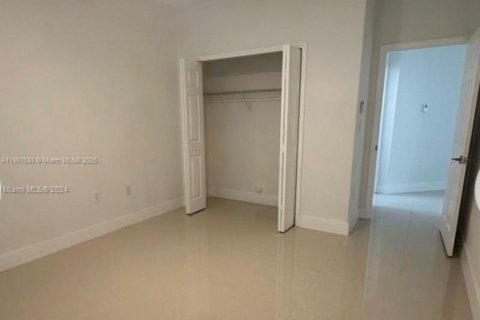 House in Miami, Florida 5 bedrooms, 257.25 sq.m. № 1963931 - photo 12