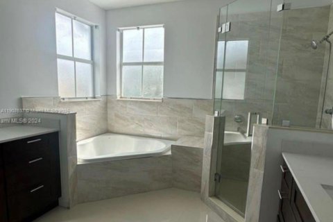 House in Miami, Florida 5 bedrooms, 257.25 sq.m. № 1963931 - photo 17