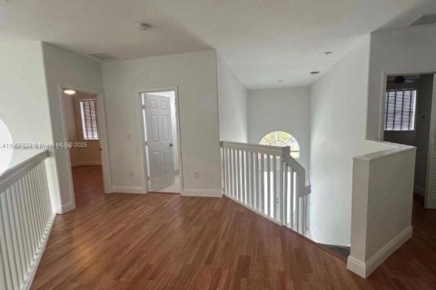 House in Miami, Florida 5 bedrooms, 257.25 sq.m. № 1963931 - photo 23