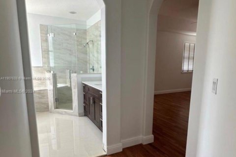 House in Miami, Florida 5 bedrooms, 257.25 sq.m. № 1963931 - photo 22