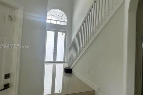 House in Miami, Florida 5 bedrooms, 257.25 sq.m. № 1963931 - photo 3