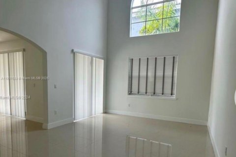 House in Miami, Florida 5 bedrooms, 257.25 sq.m. № 1963931 - photo 5