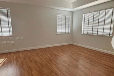 House in Miami, Florida 5 bedrooms, 257.25 sq.m. № 1963931 - photo 15