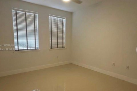 House in Miami, Florida 5 bedrooms, 257.25 sq.m. № 1963931 - photo 11