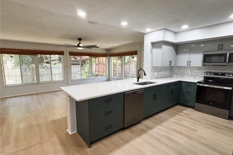 House in Saint Petersburg, Florida 4 bedrooms, 172.05 sq.m. № 1910230 - photo 11