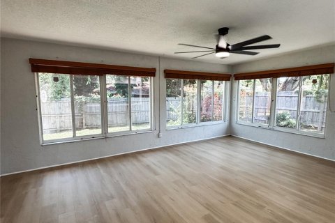 House in Saint Petersburg, Florida 4 bedrooms, 172.05 sq.m. № 1910230 - photo 16