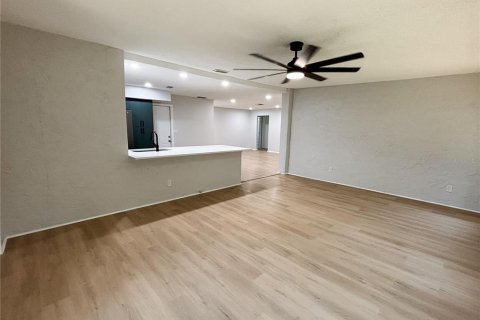 House in Saint Petersburg, Florida 4 bedrooms, 172.05 sq.m. № 1910230 - photo 12