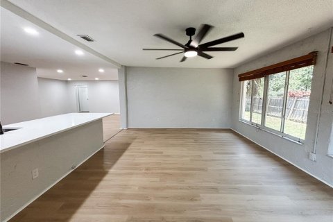 House in Saint Petersburg, Florida 4 bedrooms, 172.05 sq.m. № 1910230 - photo 15