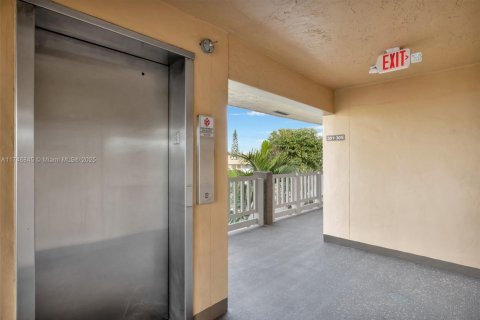 Condo in Sunrise, Florida, 2 bedrooms  № 1860005 - photo 29