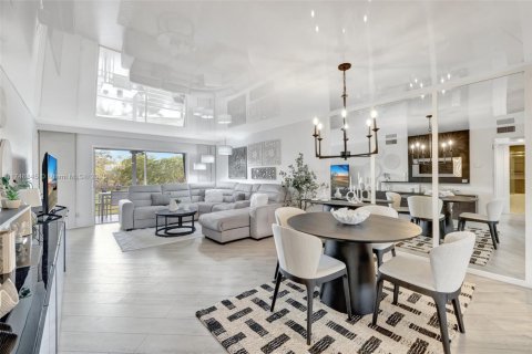 Condo in Sunrise, Florida, 2 bedrooms  № 1860005 - photo 3