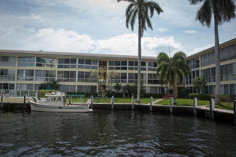 Condo in Fort Lauderdale, Florida, 2 bedrooms  № 965875 - photo 1