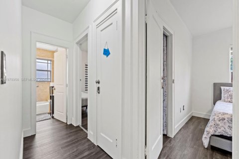 Villa ou maison à vendre à Miami, Floride: 5 chambres, 217.95 m2 № 2044586 - photo 25