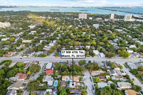 Villa ou maison à vendre à Miami, Floride: 5 chambres, 217.95 m2 № 2044586 - photo 1